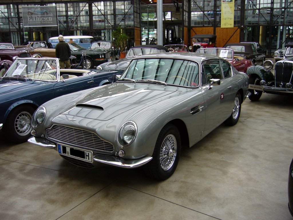 Aston Martin DB4. Gebaut wurden von 1958-1963 1.185 Fahrzeuge in 5 Serien. Dieses mte ein Fahrzeug der 4. Serie sein, da es schon die Querstreben im Khlergrill hat. Das DB in der Typenbezeichnung steht brigens fr David Brown. Meilenwerk Dsseldorf.