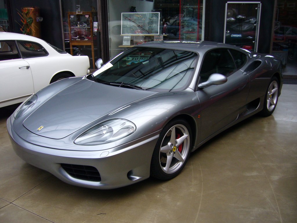 Ferrari 360 Modena F1. 1999 - 2005. Dieses Modell war der Nachfolger des 355 und wurde 2005 durch den F430 abgelst. Der V8-motor mit 3.586 cm leistet 400 PS. Classic Remise Dsseldorf am 18.09.2011.