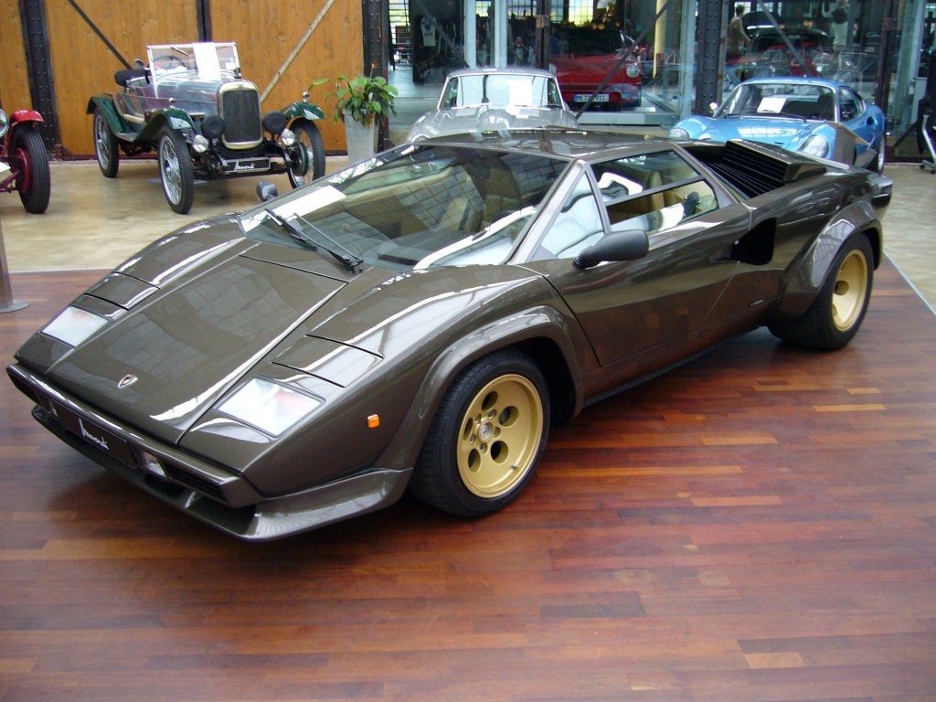 Lamborghini Countach LP 500 S (auch 5000S genannt). Von 1985 - 1988 entstanden 632 Autos. Einer davon stand im Juli 2009 im Dsseldorfer Meilenwerk zum Verkauf.