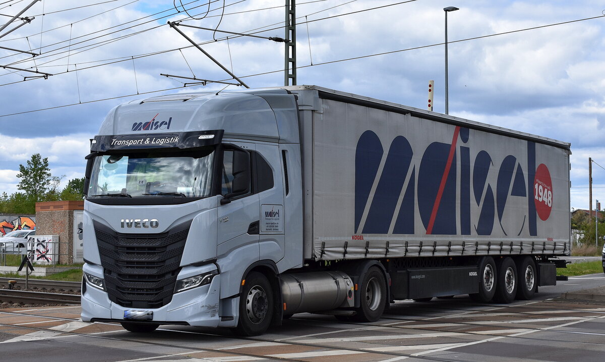 Maisel Transport & Logistik GmbH mit einem Sattelzug mit IVECO S-WAY 450 Zugmaschine mit Erdgasantrieb am 18.04.24 Höhe Bahnübergang Bahnhof Rodleben.