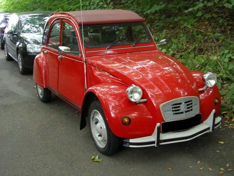 Eine knallrote EnteCitroen 2CV4 23092008