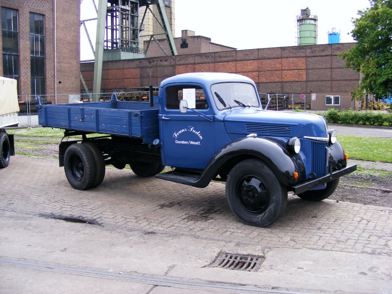 Ein historischer Ford-Lkw auf dem Gelände des Bergwerks Auguste