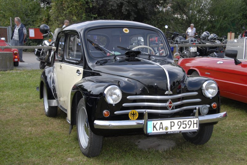 R 4 CV Renault 4 CV'Cremeschnittchen' bei der Oldtimerausstellung in