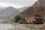 FAW und andere in einem Stau auf dem Karakorum-Highway in Richtung Kaschgar wegen eines Felssturzes, 16.8.2014
