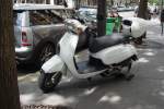 Am 20.07.2009 gesehen in Paris in der Nhe von Trocadero: Ein Motorroller DAELIM Besbi - made in China