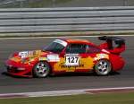Porsche 911 GT2 mit  ordentlich Dampf  bei der Zufahrt auf das Castrol S am Nrburgring.