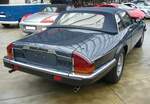 Heckansicht eines Jaguar XJS MK2 V12 Convertible aus dem Jahr 1989 im Farbton royalblue.
