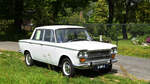 Zastava 1300 Luxe, Herstellung (FIAT) 1961–1967 (bis 1979 in Jugoslawien) abgestellt mit einem Zettel zur Käufersuche.