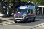 WV Crafter der Wiener Polizei fhrt im Einsatz ber die freien Tramschienen um ihren Einsatzort schneller zu erreichen.