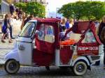 Frankreich, Paris 18e, Montmartre, beim Sacr Coeur, das Tuk-Tuk ist eine motorisierte Version der indischen Rickshaws.