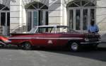 Dieser US-Straenkreuzer vom Typ Chevrolet Impala (Baujahr 1959) wird Touristen in Santiago als offizieller Mietwagen angeboten.