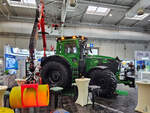 Dieser John Deere-Traktor ist ein ferngesteuertes Spezialfahrzeug z.B. für den Transport radioaktiven Materiales. (Messe Hannover, April 2024)