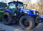 Ein New Holland TS 130 A Delta Traktor am 08.01.24 Großer Stern Berlin bei der Demo der Landwirte.