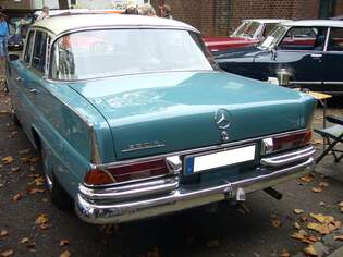 Heckansicht eines Mercedes Benz W111/2 220Sb.