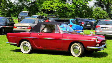 Renault Caravelle Cabriolet 1100, gebaut von 1959 bis 1968, auf dem Besucherparkplatz, des Frühlingserwachen der Oldtimer-IG Grenzland auf dem Gelände des Sportpark Loherhof Geilenkirchen