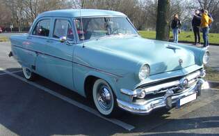 Ford Customline fourdoor Sedan aus dem Jahr 1954.