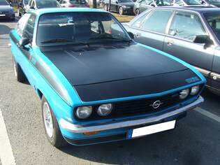 Opel Manta A GT/E im Farbton signalblau, produziert in den Jahren 1974 und 1975 Das Manta A Coupe wurde bereits 1970 auf der Basis des Ascona auf den Markt gebracht.