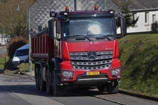 Mercedes Benz Arocs Kipper, wartet nahe einer Baustelle auf seine Entladung.