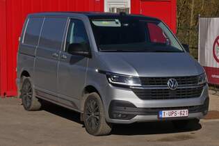 VW T6 steht nahe einer Baustelle.