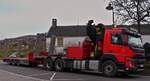 Volvo FM, Hngerzug, steht am Straenrand und wartet auf seine Zuladung.