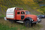 Magirus Deutz Langhauber  Als Blickfang fr die Fotoaustellung zur Ahrtal-Flut in der Vinothek auf der anderen Straenseite, zwischen Walporzheim und Marienthal gelegen.