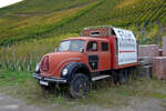 Magirus Deutz Langhauber  Als Blickfang fr die Fotoaustellung zur Ahrtal-Flut in der Vinothek auf der anderen Straenseite, zwischen Walporzheim und Marienthal gelegen.