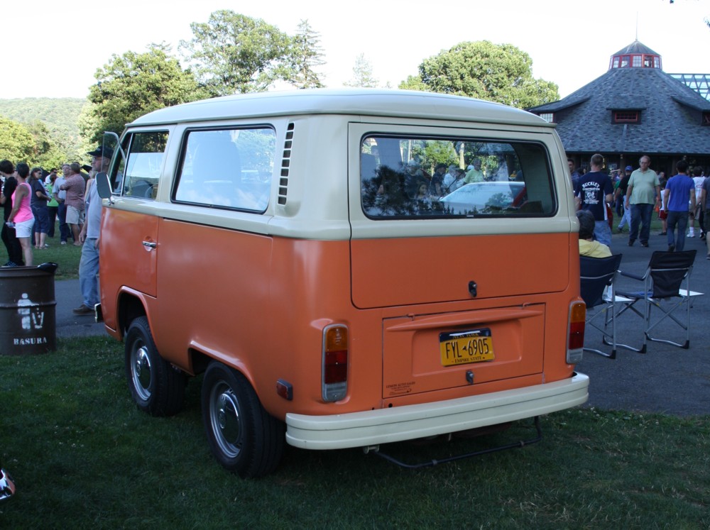 27.6.2012 Bear Mountain State Park, NY. Eigentlich wird ja gerade in den USA gerne  gestrecht . Das ich nun gerade hier auf einen gestutzten VW Bulli treffe passt zum Land der Gegenstze. Unter all den schicken Autos fand ich den am spaigsten. Hab leider nicht das Baujahr notiert.