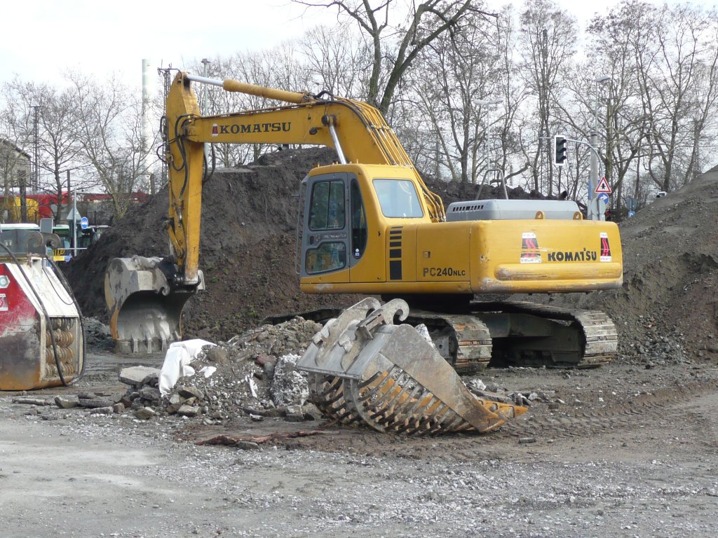 29.03.10,Komatsu-Bagger in Wanne-Eickel.