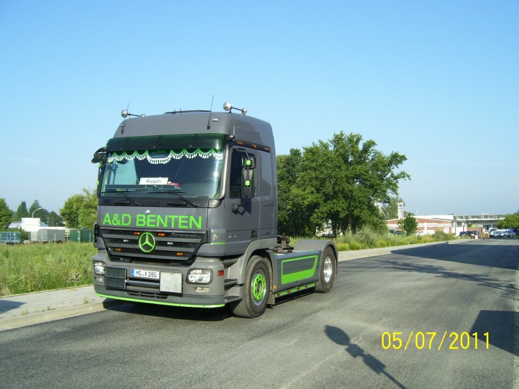  ACTROS Sattelzugmaschine der Firma A&D Benten abgestellt im Gewerbegiet Mnchengladbach am 05.07.2011