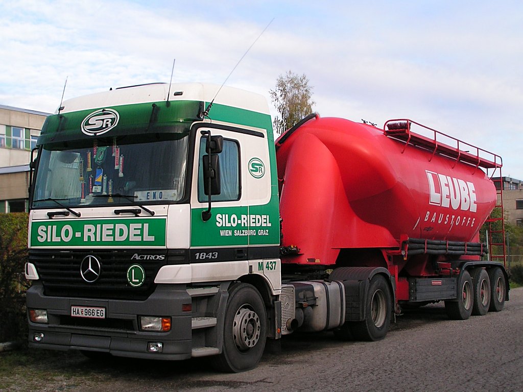 ACTROS1843 erwartet seine Entladung;091025