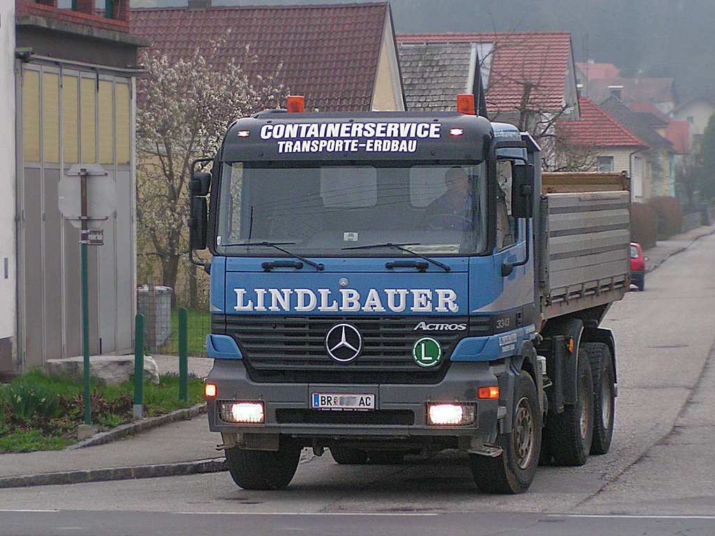 ACTROS3343 auf den Straen in Mauerkirchen;100415
