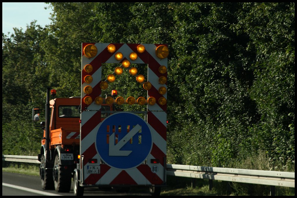 Alter UNIMOG mit Absperrtafel...(29.07.2009)