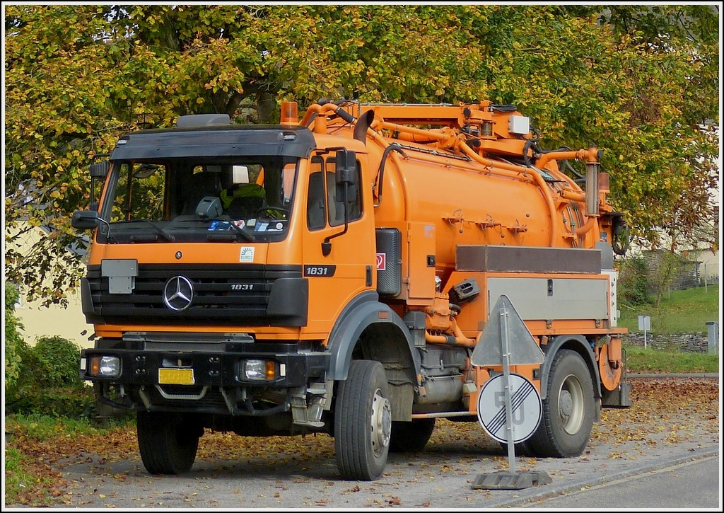  Am 22.10.2012 war dieser Mercedes-Benz 1831 mit Kanalreinigungsaufbau in der nhe einer Baustelle abgestellt. 