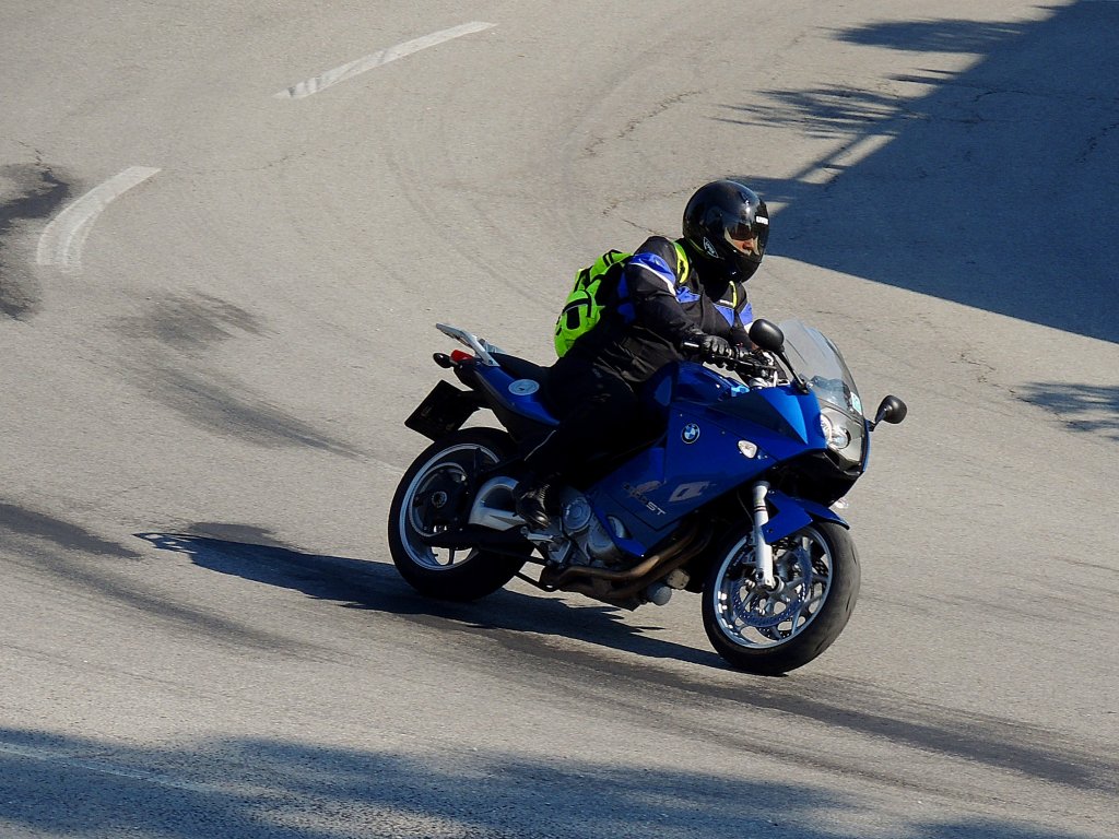 BMW-800ST in flotter Kurvenfahrt; 120527