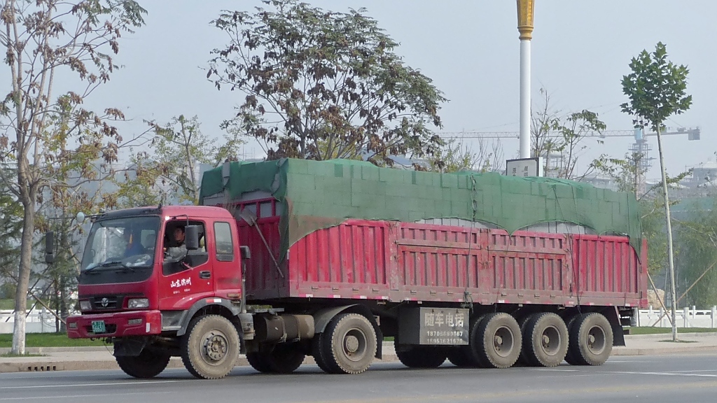 chinesischer Sattelschlepper, Shouguang, 30.10.11