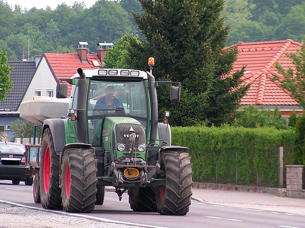 FENDT-415Vario transportiert eine Ladung Kunstdnger;110512