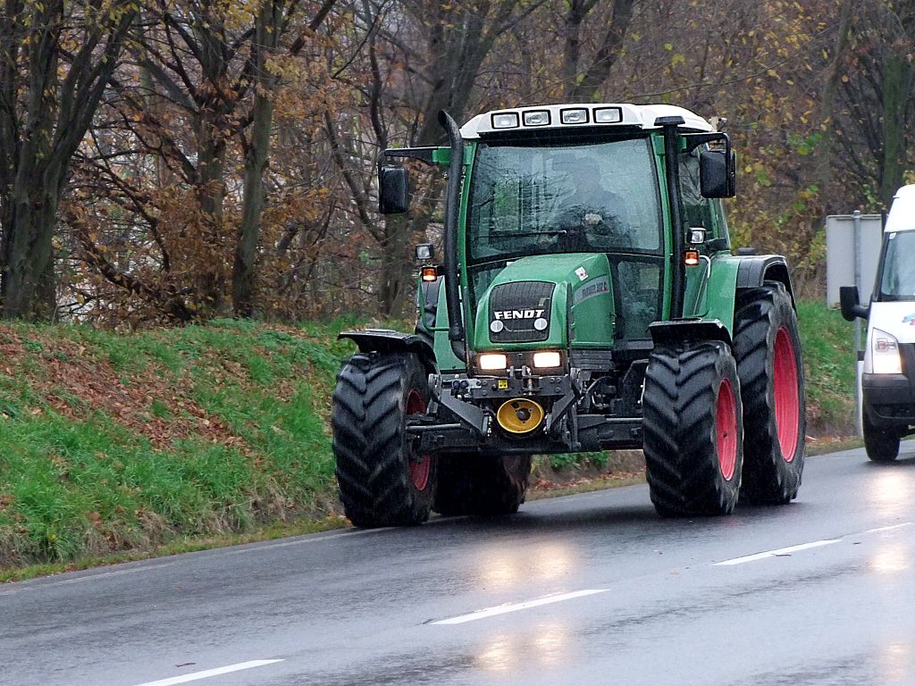 FENDT-Farmer307C auf regennasser Bundesstrae(B124);101108