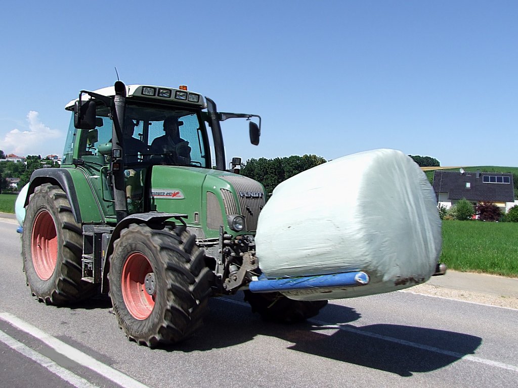 FENDT-Farmer410 transportiert zwei Silorundballen;100710