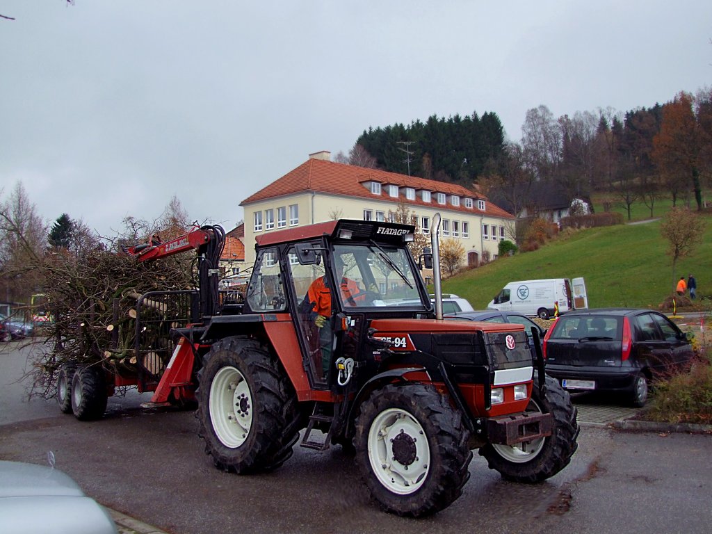 FIATAGRI_65-94 beim Abtransport von Baumschnitt;101108