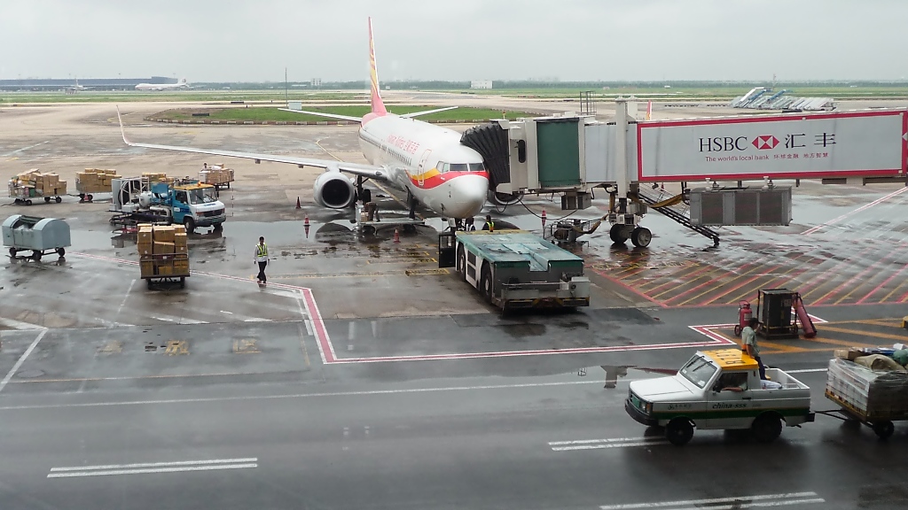 Flugzeugschlepper in Pudong (15.7.10)