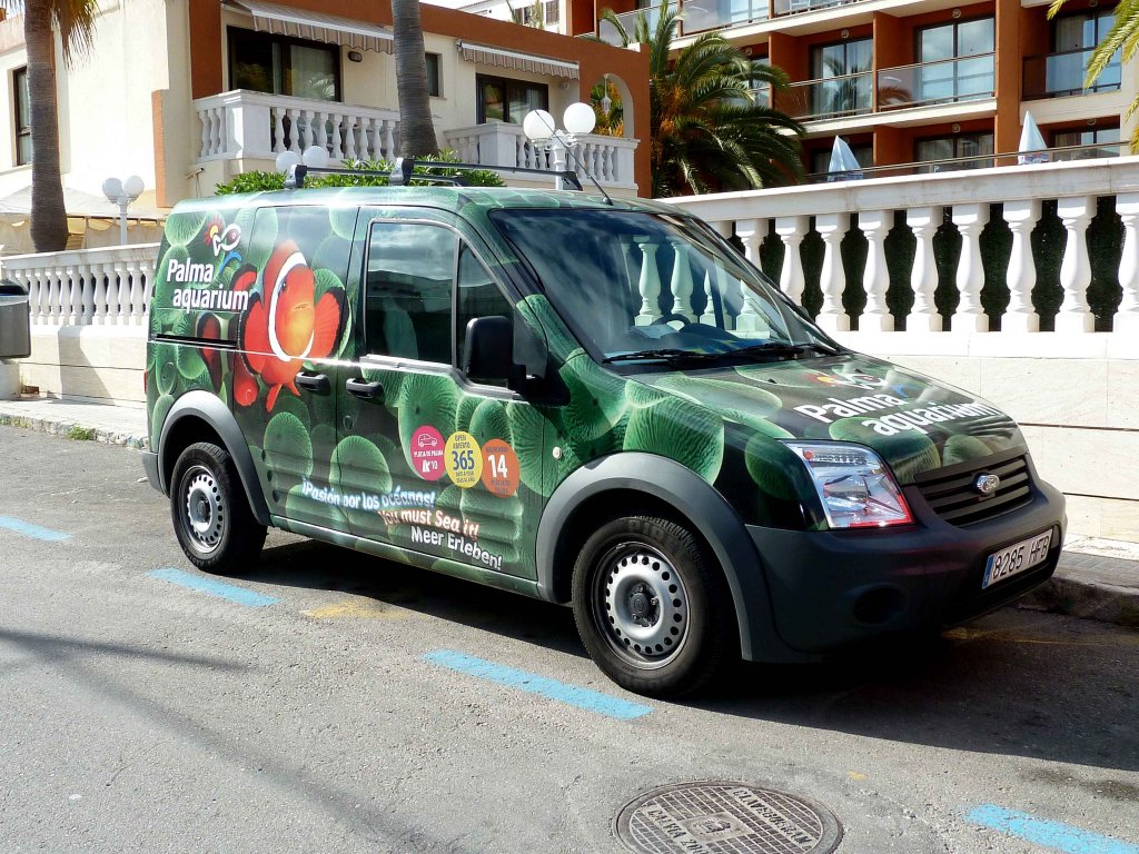 Ford Tourneo Connect als Werbeträger für das  Palmaaquarium  steht in Peguera, April 2012