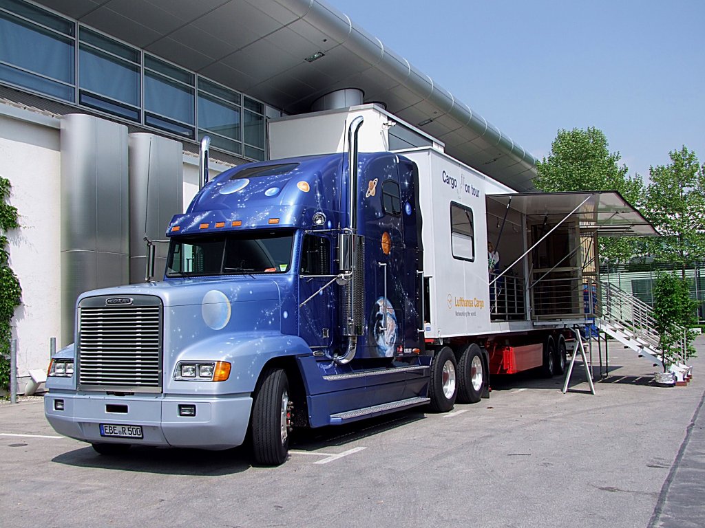 Freightliner mit Lufthansa-Cargo Werbe-Auflieger;110513