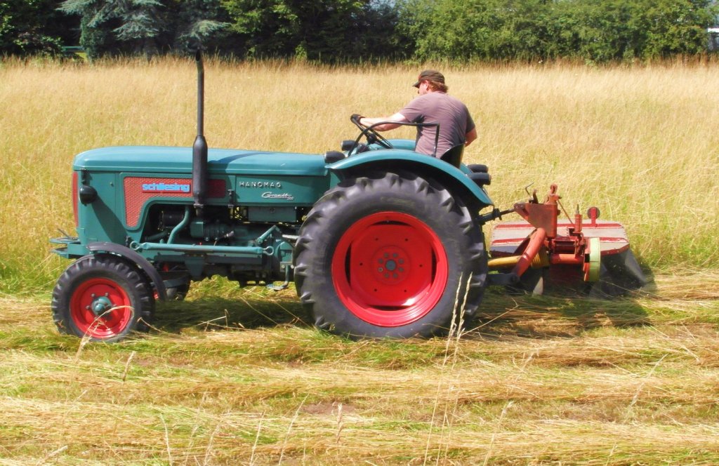  Hanomag Granit 500 und Deutz/Fahr Kreiselmhwerk KM 22 am 22.Juli.2012 bei der Grasernte!Ein eingespieltes Trio!Der Hanomag D21CR Motor hat unter last einen satten klang,da stehen jedem Hanomagfreund die   Nackenhaare  zu berge!!!