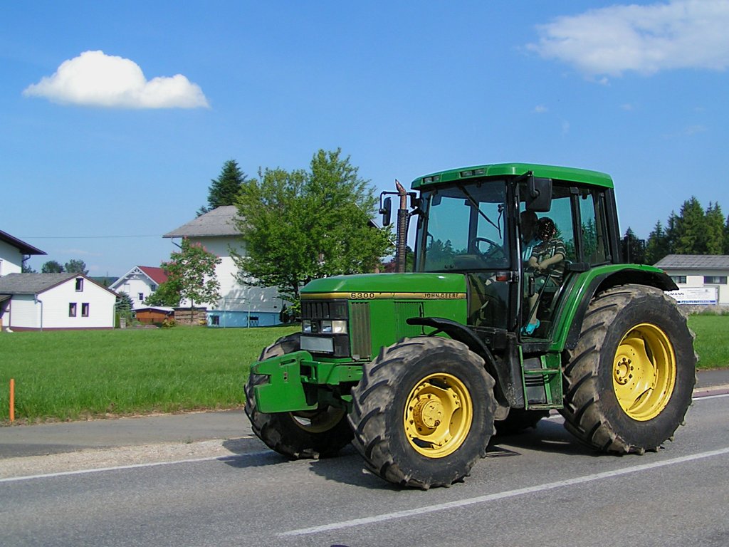 JohnDeere-6300 mit kleinem Beifahrer;100525