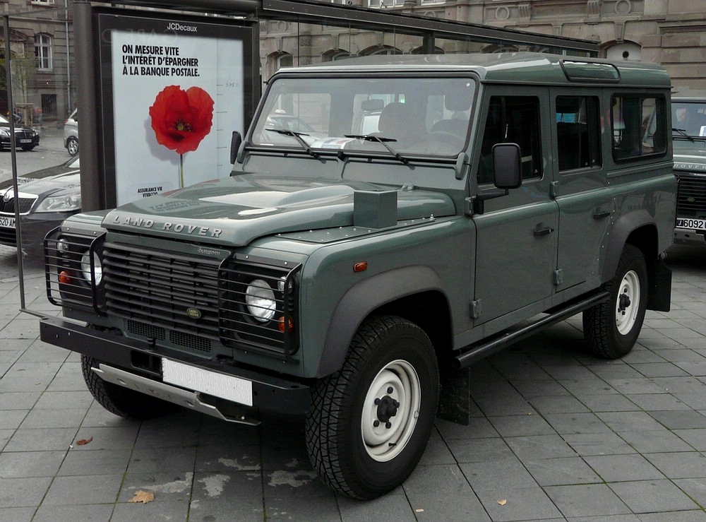  Land Rover Defender gesehen in Strasbourg am 29.10.2011.