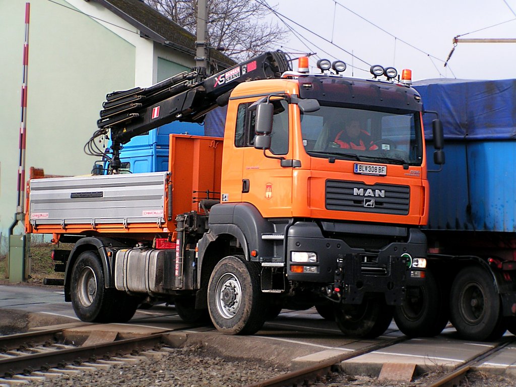  LKW-Kreuzung  auf der Eisenbahnkreuzung in Bruck/Leitha;100223