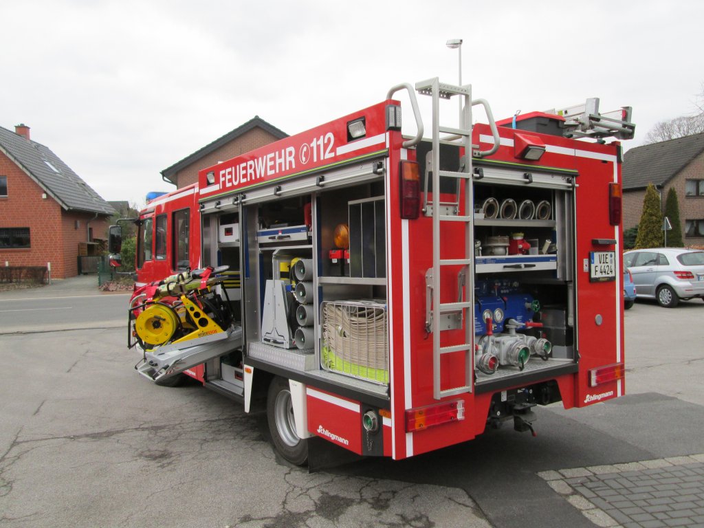   
Lschgruppenfahrzeug (LF 10/6) der Freiwilligen Feuerwehr Nettetal, Lschgruppe Leuth.

Technische Daten:

MAN TGL 8.180
Aufbau durch die Firma Schlingmann
Lschmittel:

1.000 Liter Lschwasser
120 Liter Schaummittel
Ausstattung:

Feuerlschpumpe Schlingmann FPN 10-1000
hydraulisches Rettungsgert
Stromaggregat mit Zubehr
Beleuchtungsmaterialien
Das LF 8/6 ist in Leuth am 3.3.13 von mir aufgenommen worden