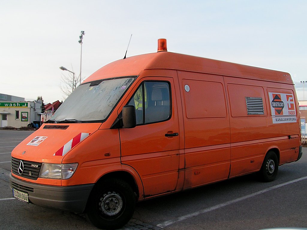 MB-312D(Sprinter)ist im Dienste der Kanalsanierung unterwegs;100403