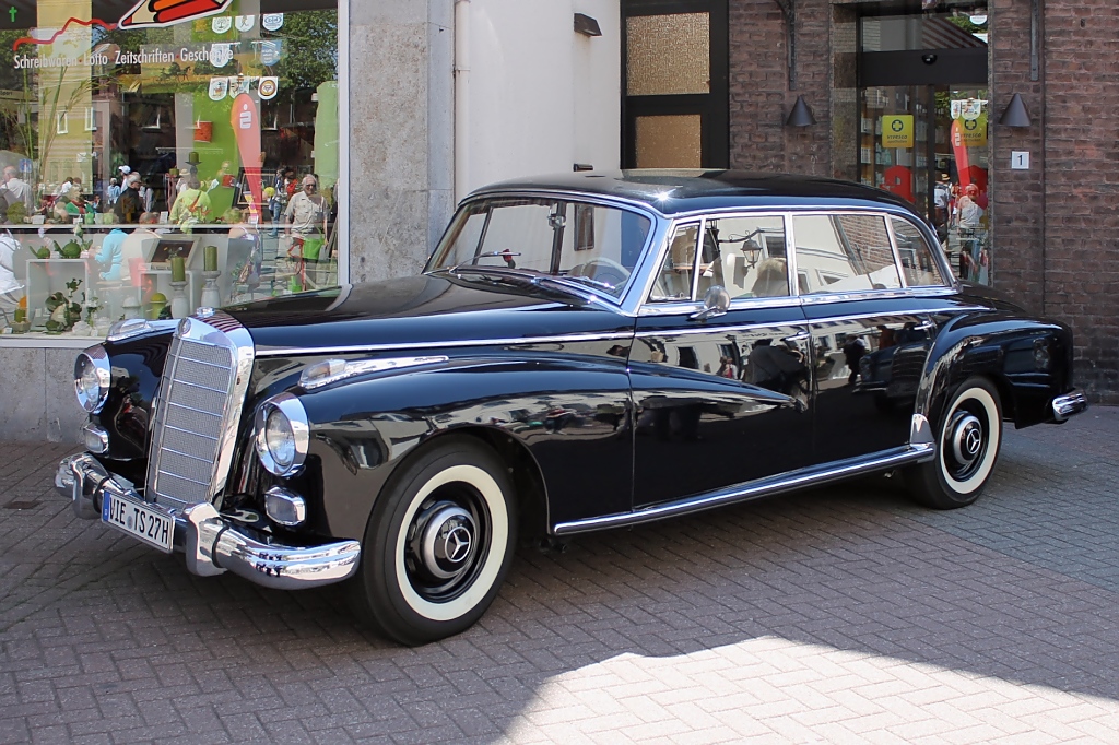 Mercedes 300 in Vorst, 5.5.13