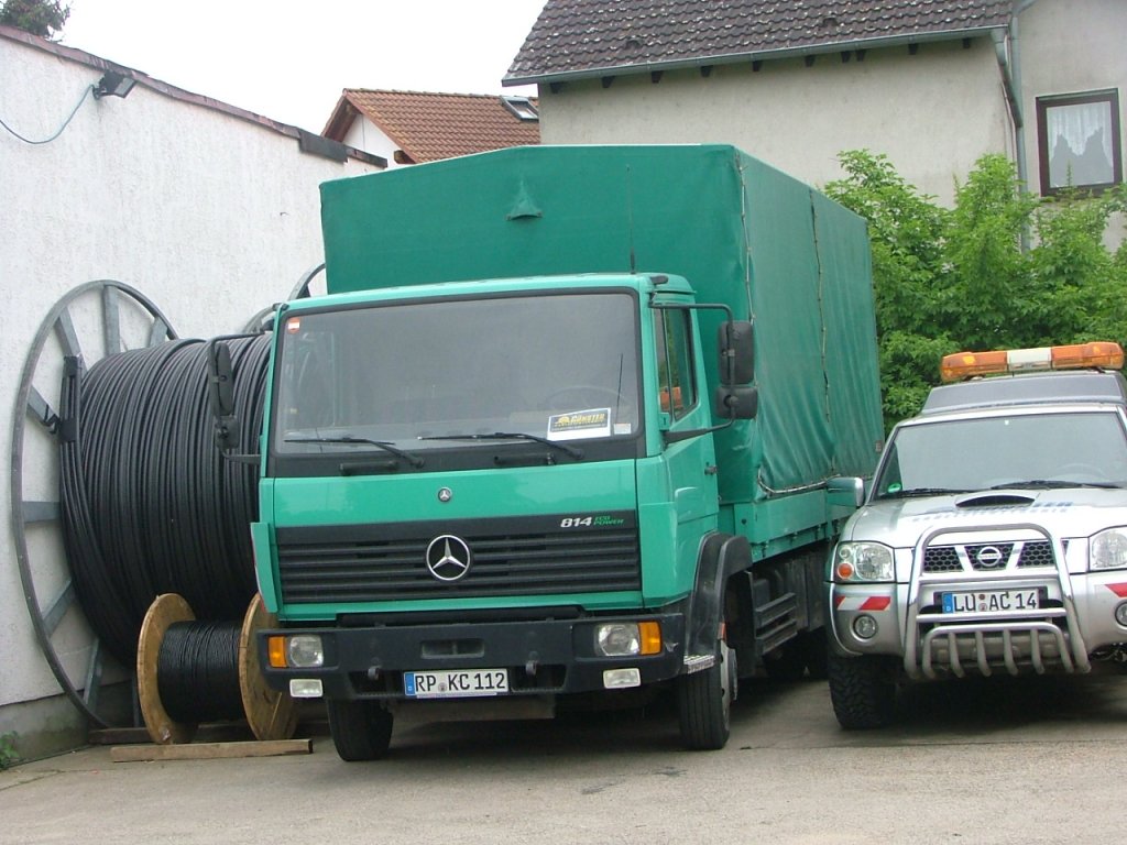 Mercedes 814 einer Strassenbaufirma.